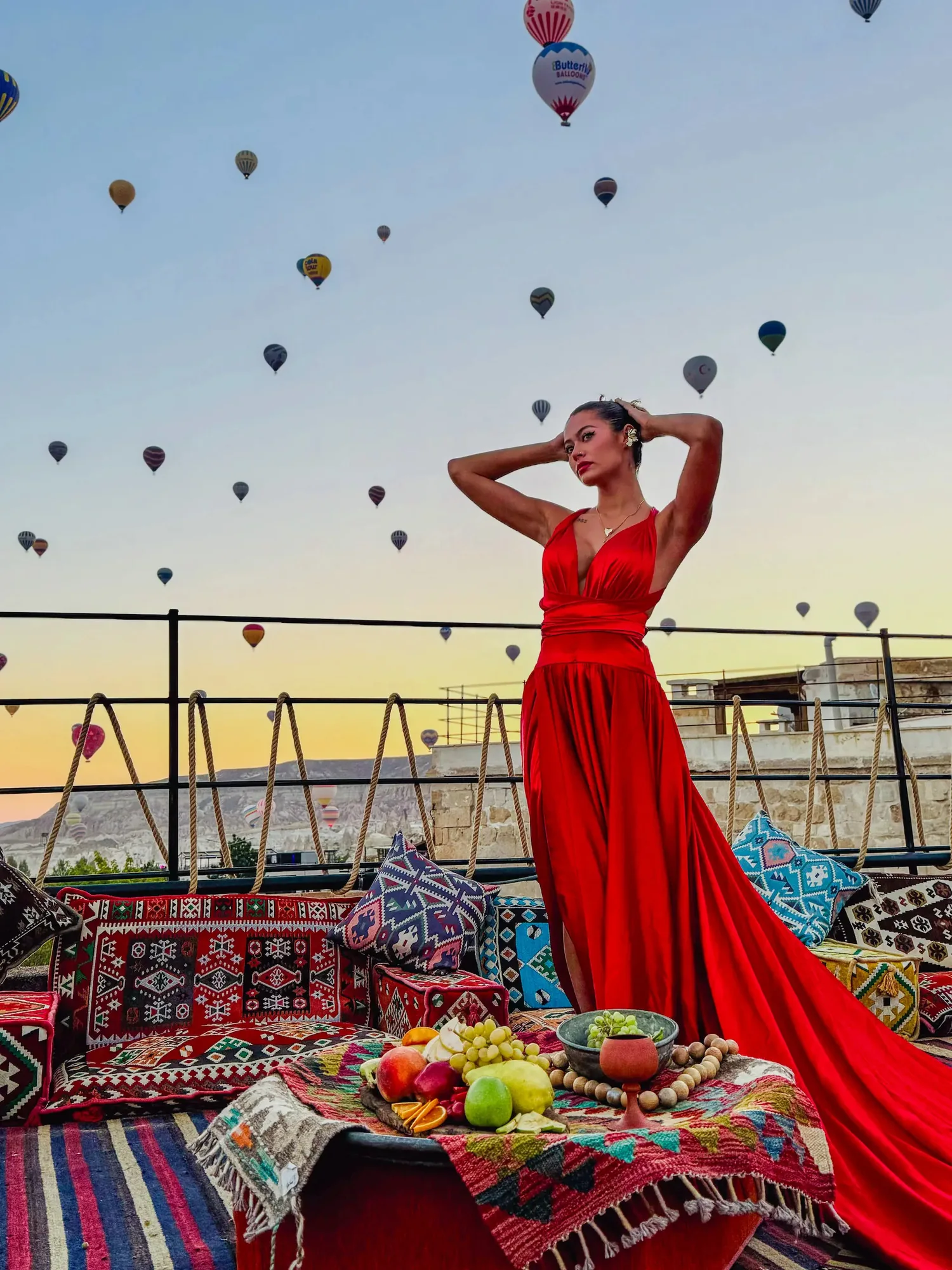 Photo shoot with balloons on the rooftop